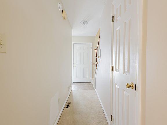 4th image of 285 Rosemont Gdn APT B