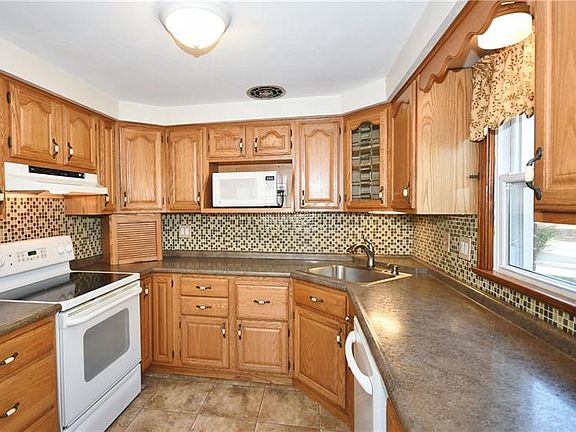 5th image of 683 Rolling Green Dr