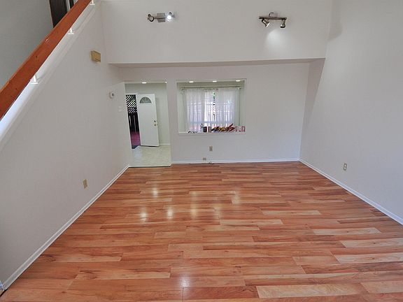 5th image of 617 Millbourne Rd E