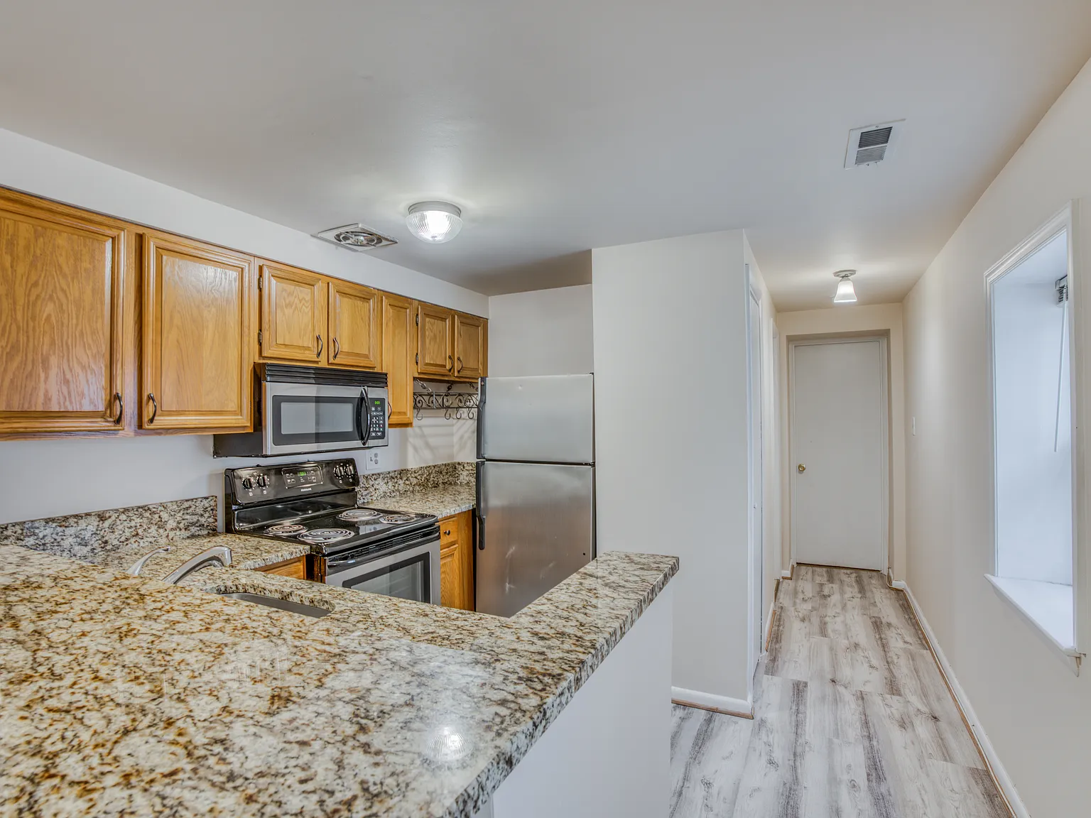 2 bed, 1.5 bath, 1930 sqft, $1,800 — Photo 4