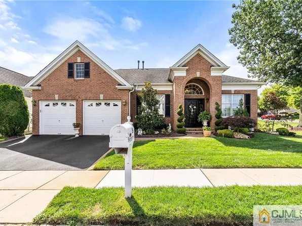 26 Country Club Dr, Monroe Township, NJ 08831