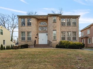 94 Hicks Ln, Great Neck, NY 11024