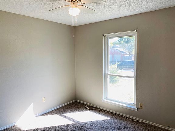 3rd image of 910 Richards Dr