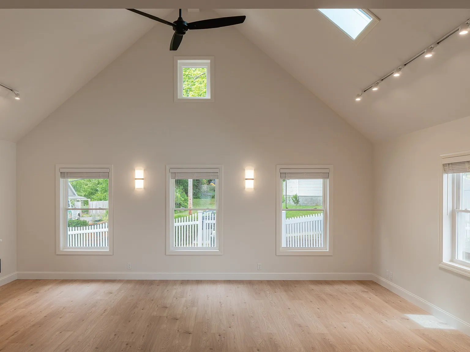 2 bed, 1.5 bath, 880 sqft, $3,200 — Photo 2