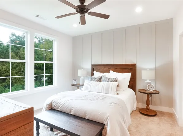 1017 Crossing Ct E, Valley, AL 36854