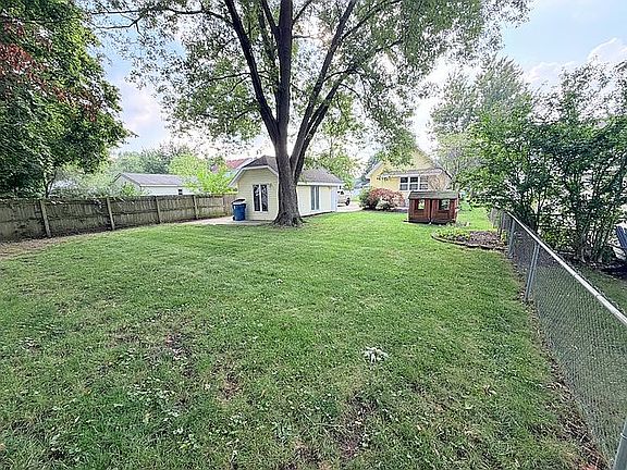 LARGE BACK YARD