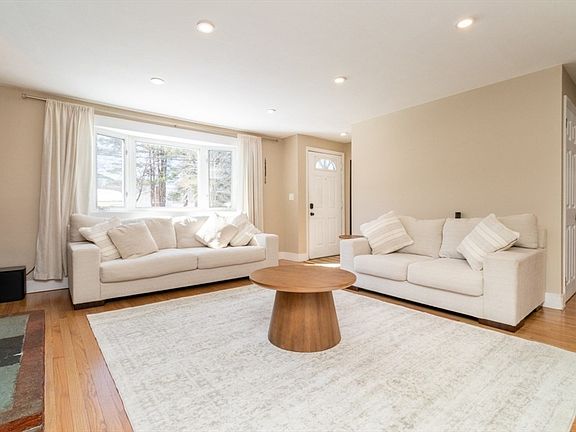 3rd image of 15 Hillsdale Rd