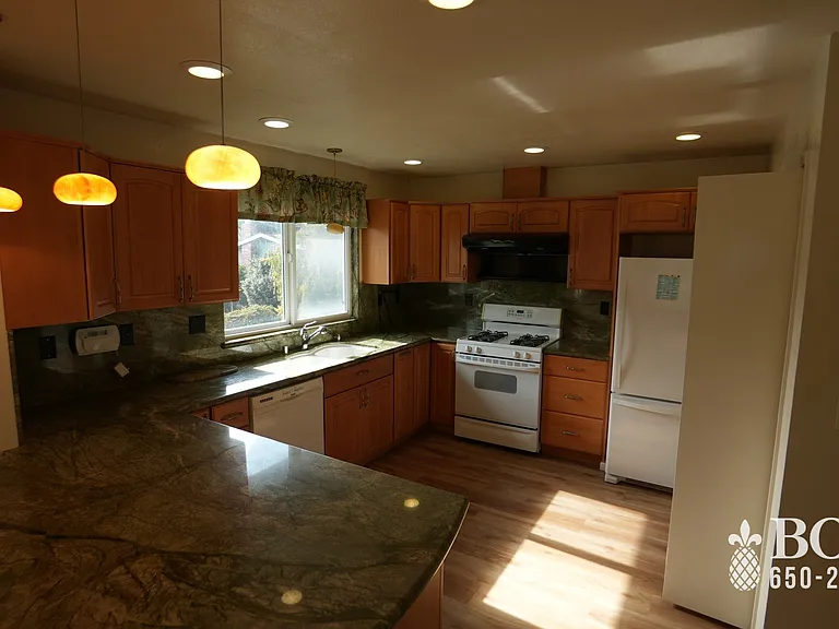 731 Santiago Ave — Photo 4
