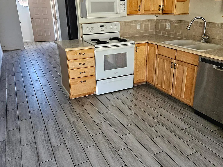 406 E Wickieup Ln — Photo 4
