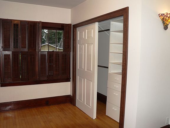 Closet/windows Master bedrm