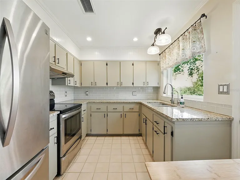 1426 Crestview Dr — Photo 10