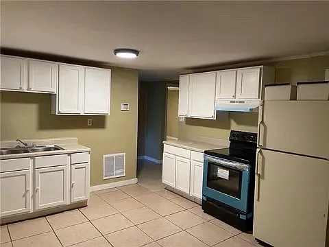 4 bed, 1000 sqft, $1,200 — Photo 2