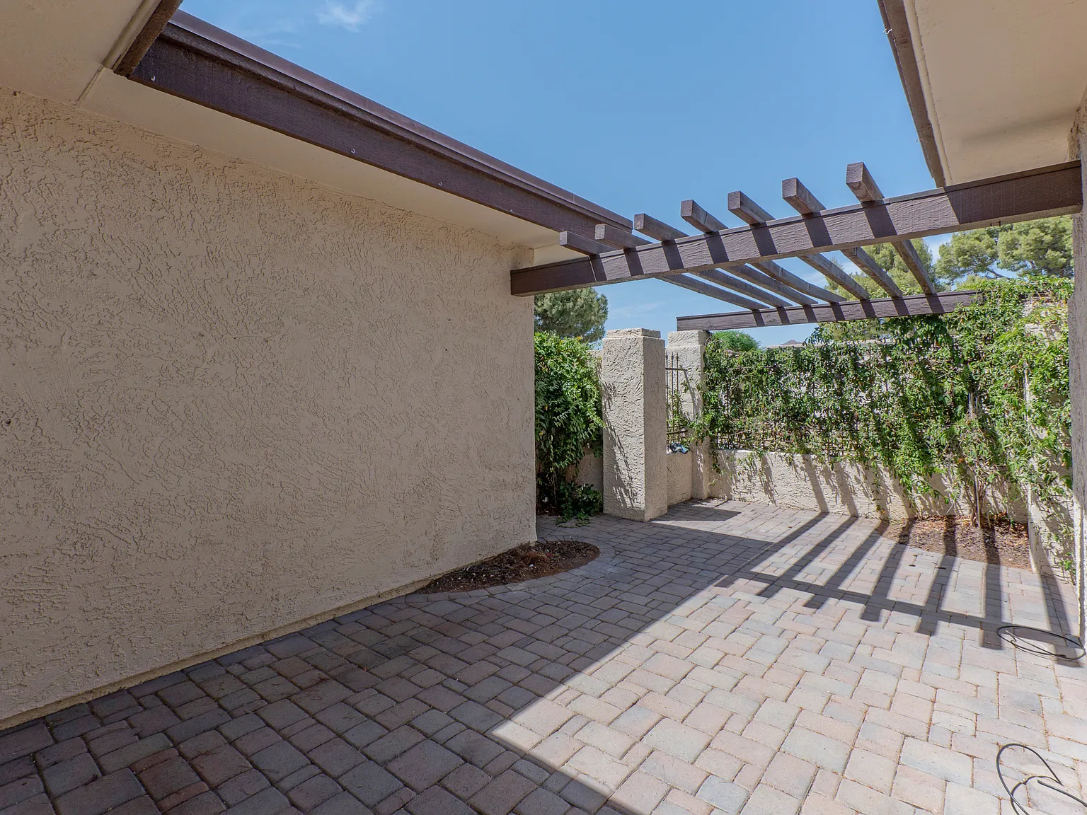 3 bed, 1960 sqft, $3,095 — Photo 3