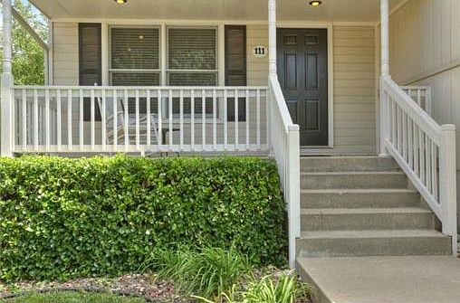 2nd image of 111 NE Lamplighter Ln