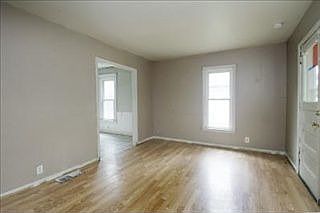 4th image of 28 Hinman Ave S