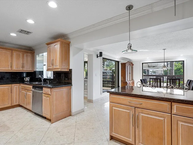 1240 SW 14th Ave — Photo 17
