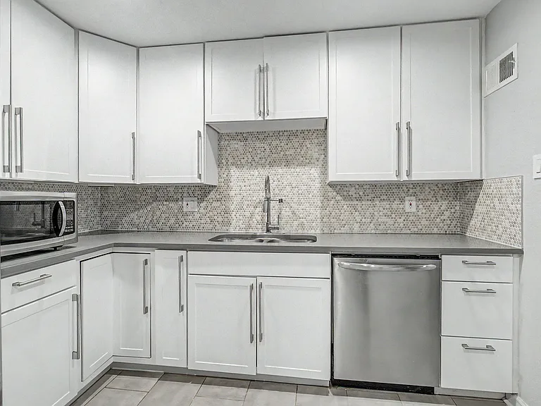 2991 Hudson St — Photo 8