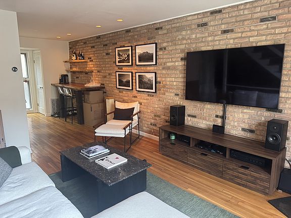 3rd image of 639 W Wellington Ave