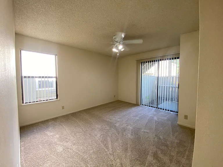 Eastlake Apartments — Photo 16