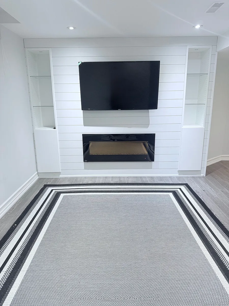 Building Photo - 70 Robertson Close #BASEMENT