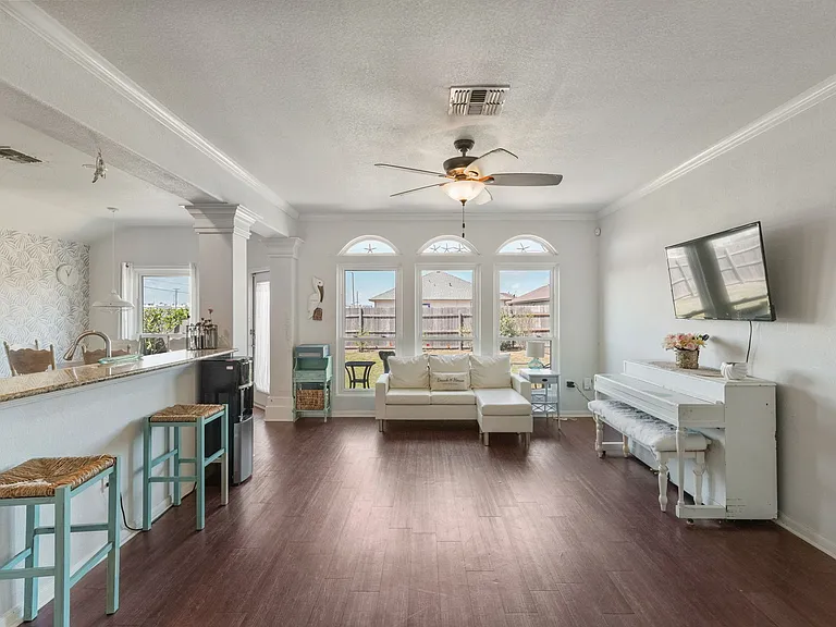 1000 Imperial St — Photo 3