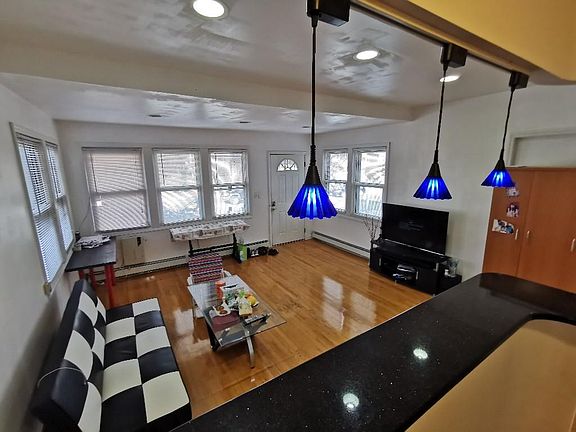 2nd image of 14938 Hollywood Ave Floor 1