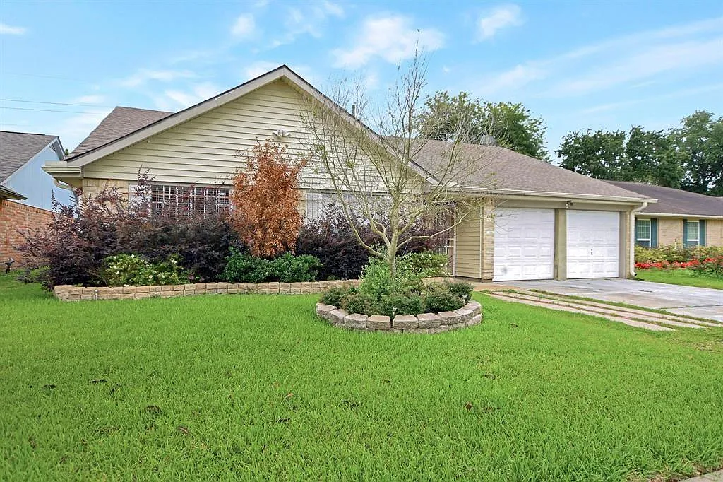 3 bed, 2.0 bath, 1963 sqft, $2,200 — Photo 1