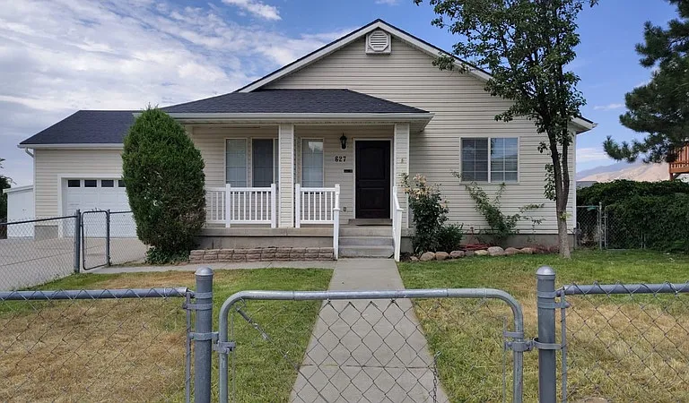 627 E 700 N — Photo 1