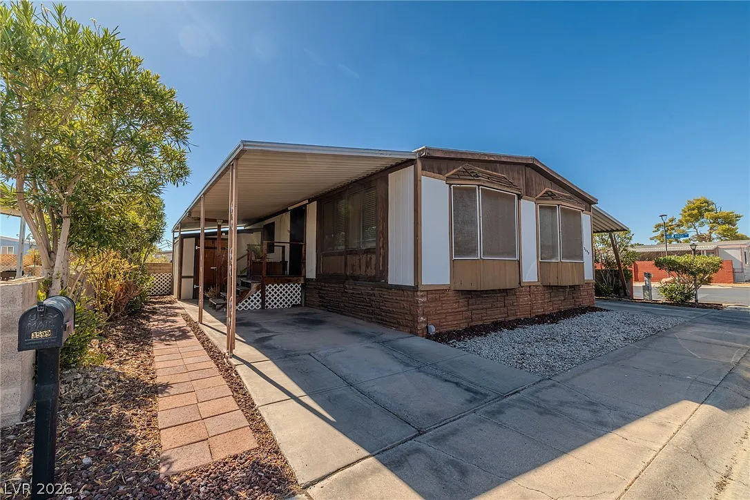 3 bed, 1.0 bath, 977 sqft, $1,495 — Photo 1