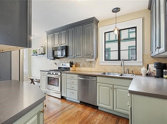 4th image of 429 W 61st St