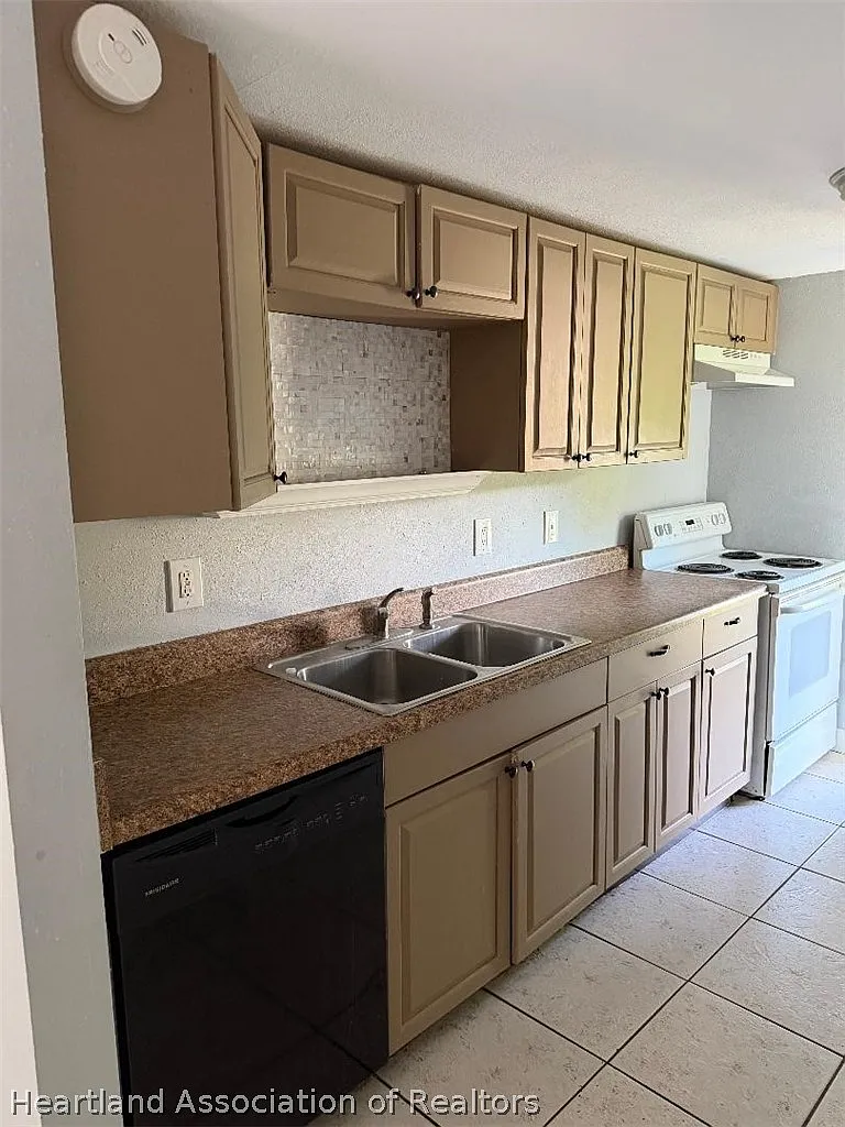 2 bed, 1.0 bath, 800 sqft, $1,025 — Photo 4