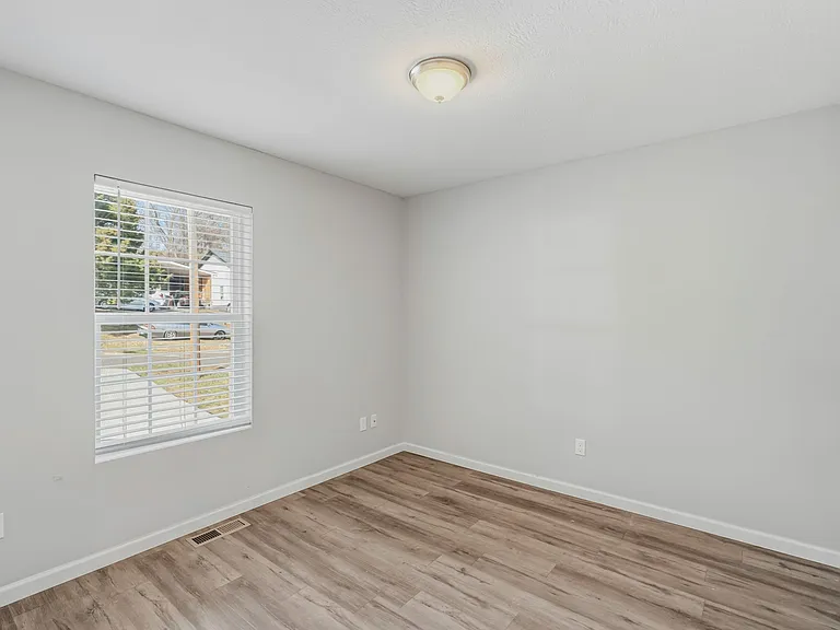 2100 Paris Rd — Photo 18