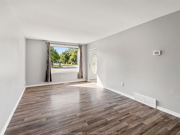 4th image of 267 Brien Ave W