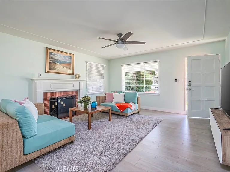 114 E Dexter St — Photo 3