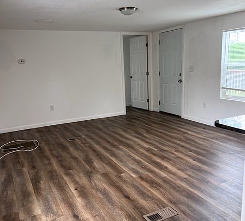 5th image of 2204 W 29th Ct