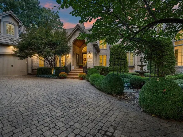 60 E Dundee Cir, Village Of Loch Lloyd, MO 64012