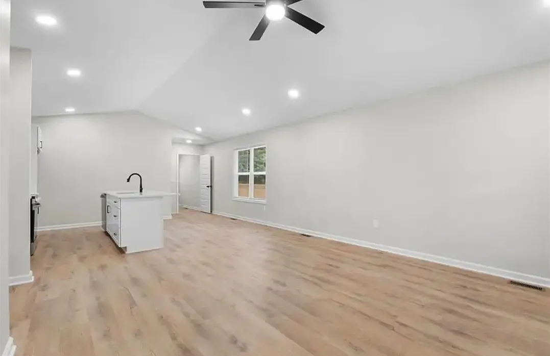 3 bed, 1120 sqft, $1,800 — Photo 3