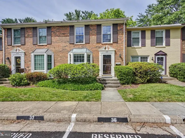 226 Commons Dr NW, Vienna, VA 22180