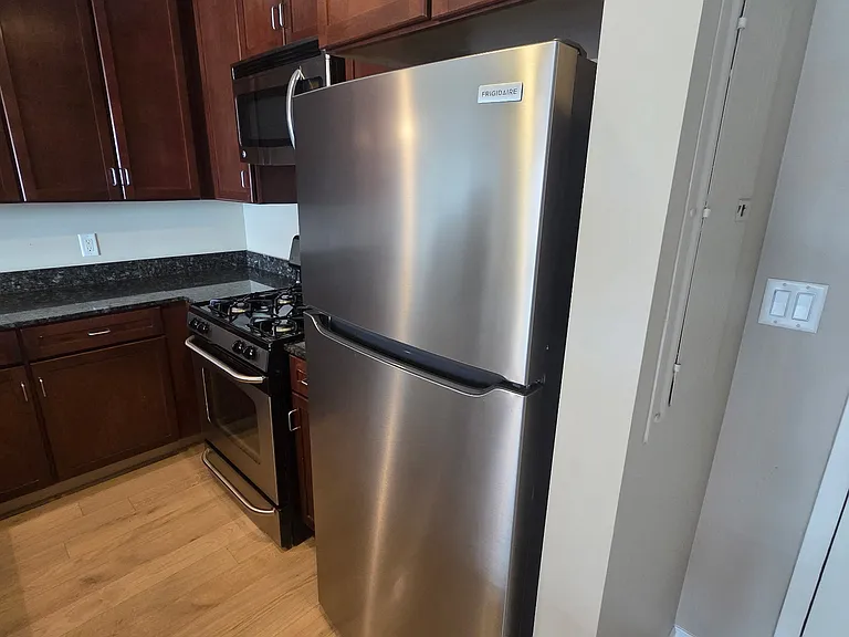 Refrigerator/freezer, Stove/Oven, Microwave
