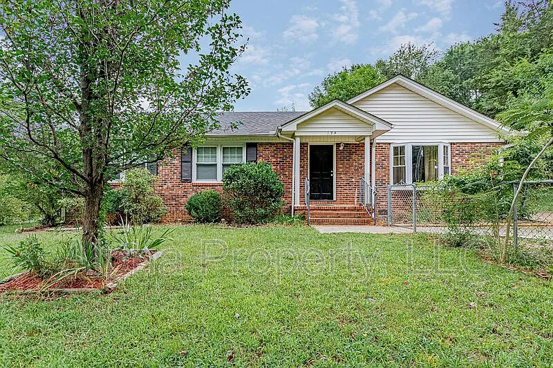 3 bed, 2.0 bath, 1672 sqft, $1,800 — Photo 1
