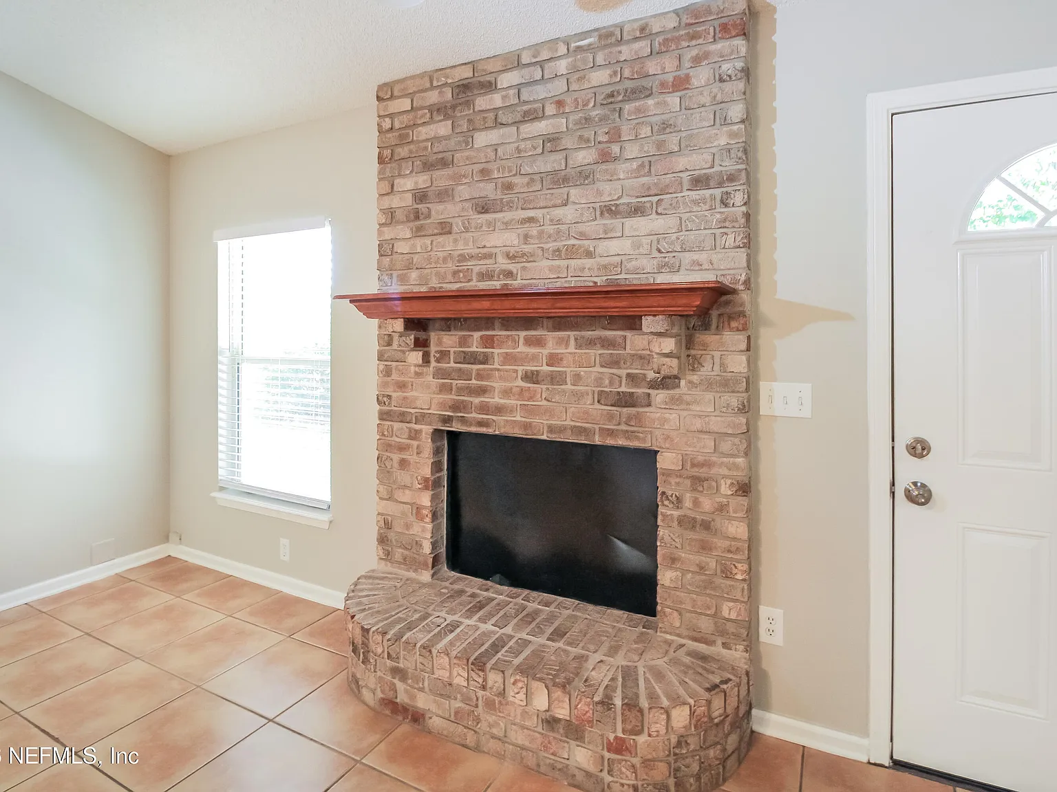3 bed, 2.0 bath, 1807 sqft, $2,545 — Photo 2