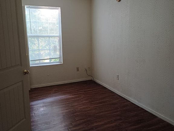 4th image of 610 1/2 NW Columbia Ave APT B