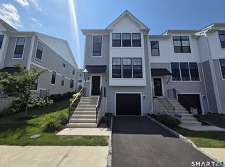 15 E Cross Trl #15, Danbury, CT 06810