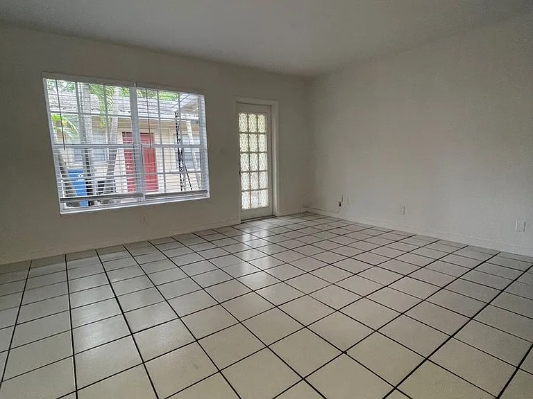 709 SW 14th Ave — Photo 8
