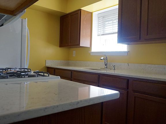 4th image of 104 Beach 61st St #1