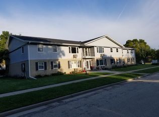 347 Oak Point Dr APT 8, Juneau, WI 53039