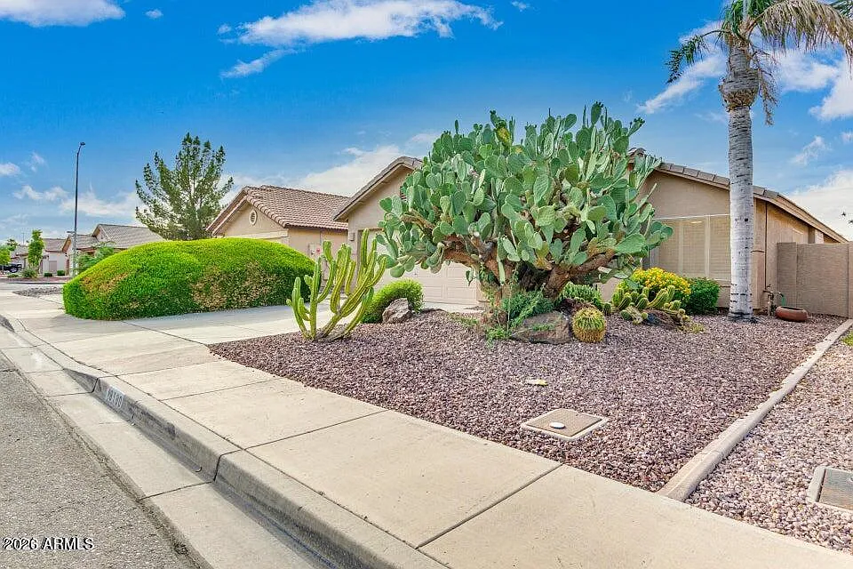 3 bed, 1701 sqft, $2,238 — Photo 2