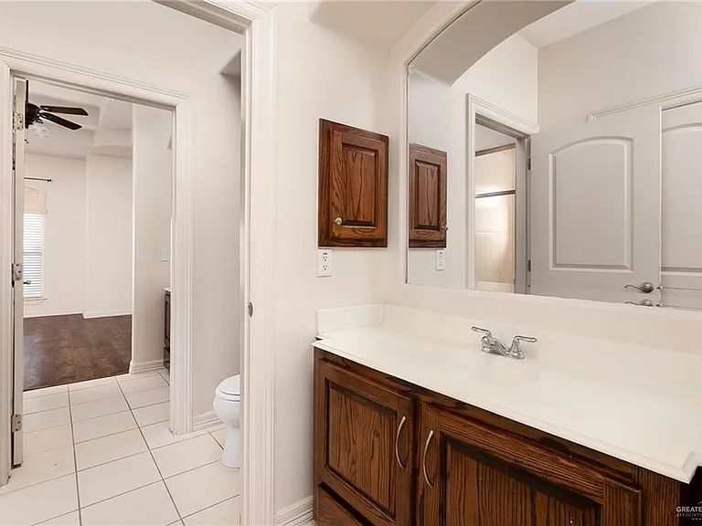 402 Hackberry Ave — Photo 10