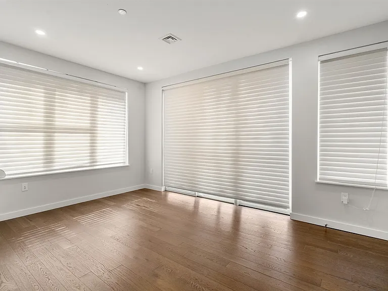 68 Los Angeles St #Penthouse 6 — Photo 11