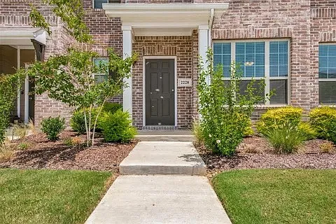 Greystone Dr, Denton — Photo 2